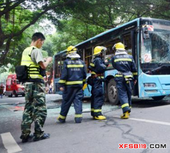 四川乐山一公交车发生爆炸：已致15人伤