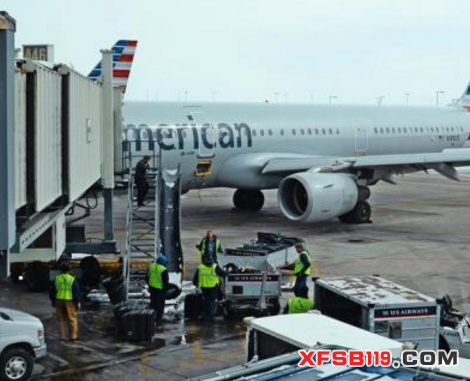 据外媒报道，15日清晨，美国航空公司(AmericanAirlines)一架客机在抵达澳大利亚悉尼机场后，货舱内被发现有危险物品，约25名消防人员紧急赶往现场处理。