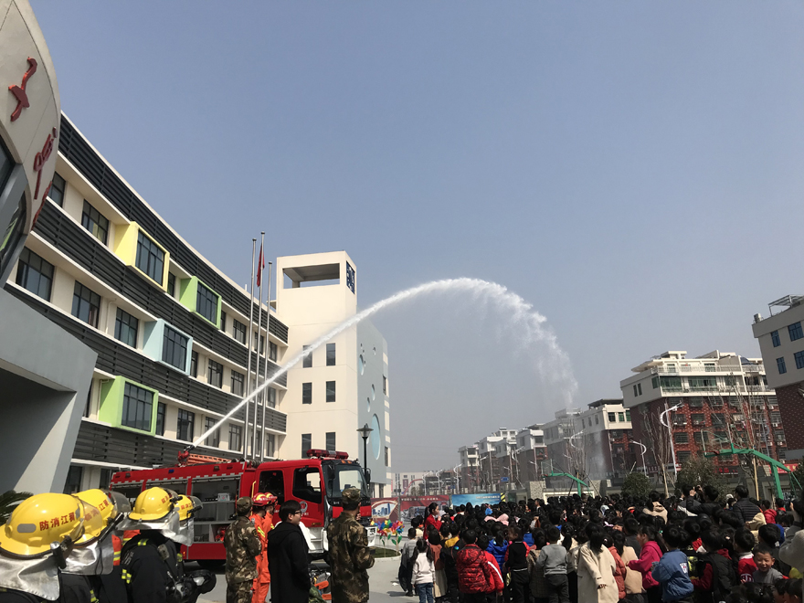 消防培训演练进校园 师生乐享“安全宴”