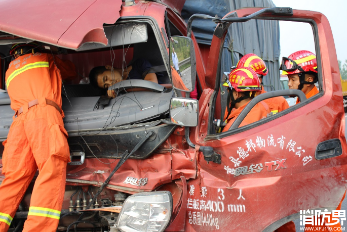 萧县：两车高速公路追尾 消防紧急救援