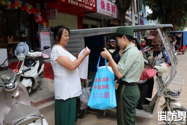 德保消防深入街道宣传夏季防火知识