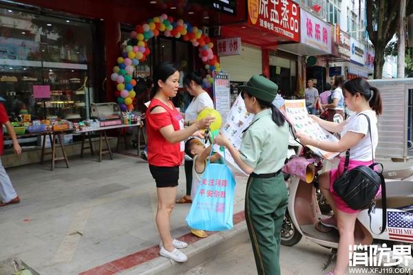 德保消防深入街道宣传夏季防火知识