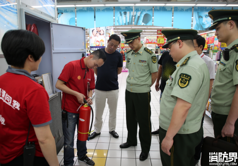 重庆合川消防迅速出击检查商市场火灾隐患