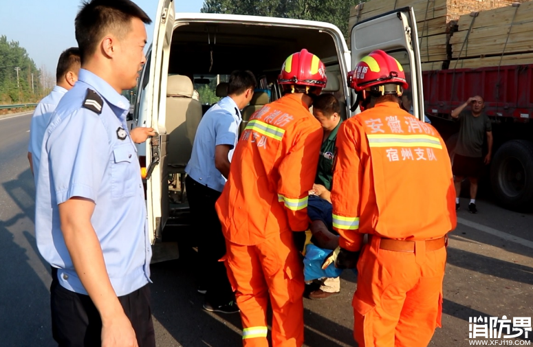 卡车追尾半挂车  砀山消防成功救援