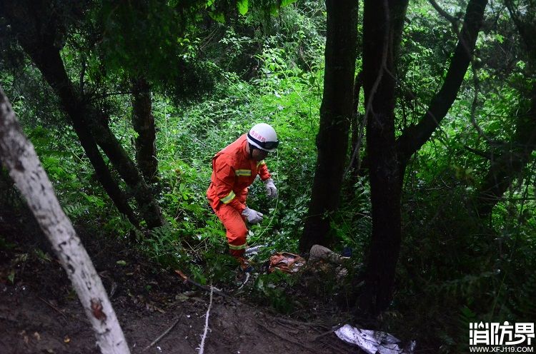 巴中一轿车撞机动三轮车致一死一重伤