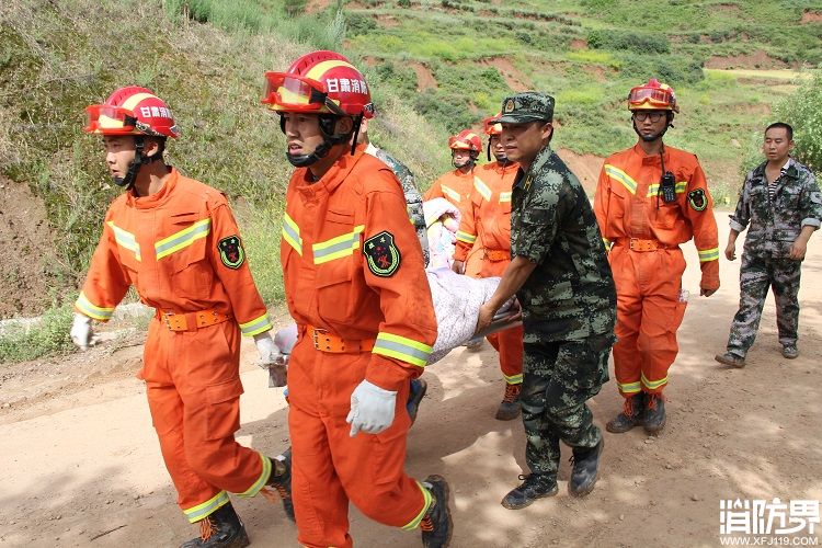 消防官兵连续奋战抗洪一线转移受灾群众