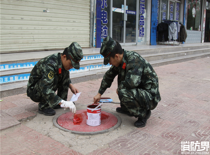 武山中队官兵排查维护消防栓 为灭火打好基础