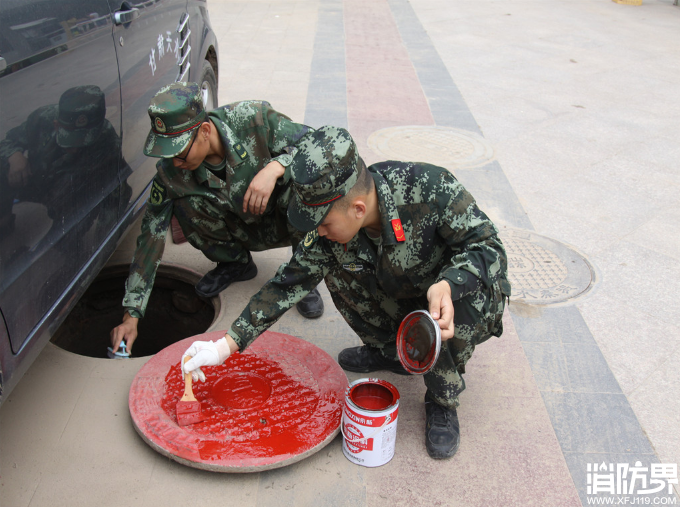 武山中队官兵排查维护消防栓 为灭火打好基础