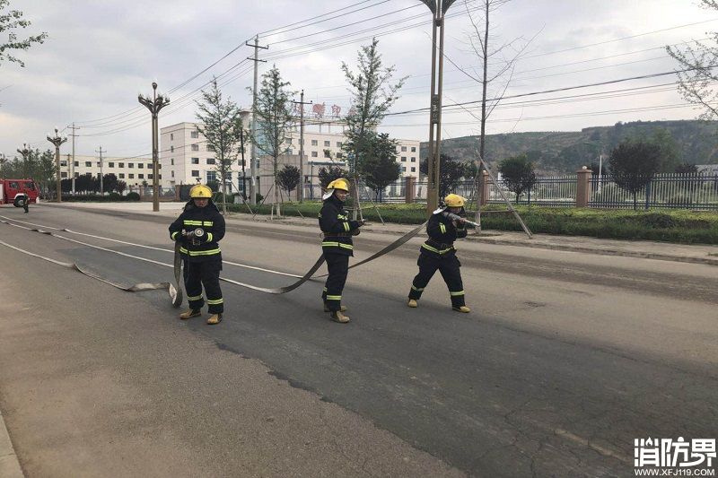 秦安消防扎实开展一人三盘水带连接操训练