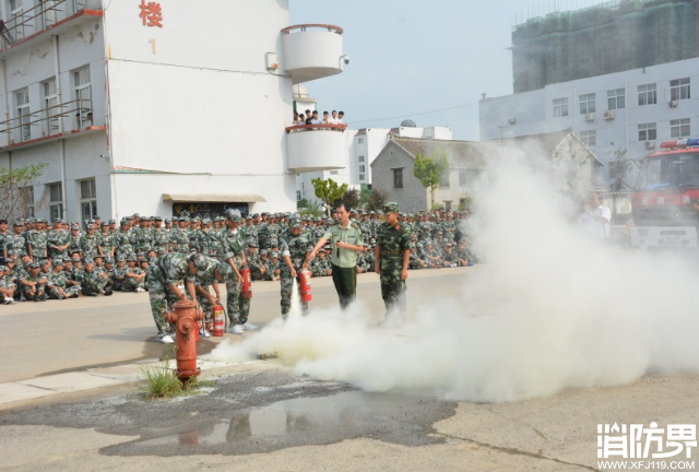 消防宣传进军训 千名师生学防火