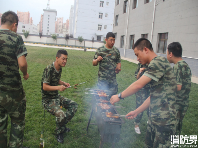 武山中队组织烧烤活动