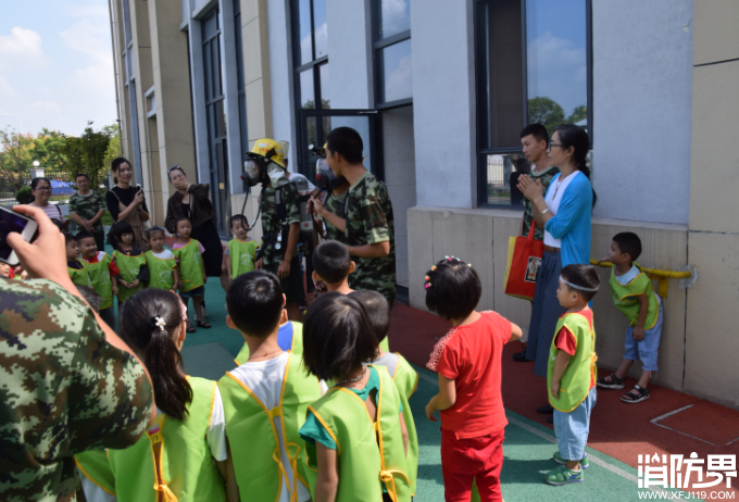 师生进红门参观学习 赠锦旗致谢消防