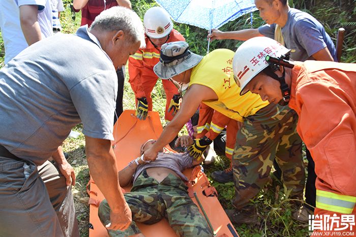 六旬老人被困山腰 容县中队火速救援