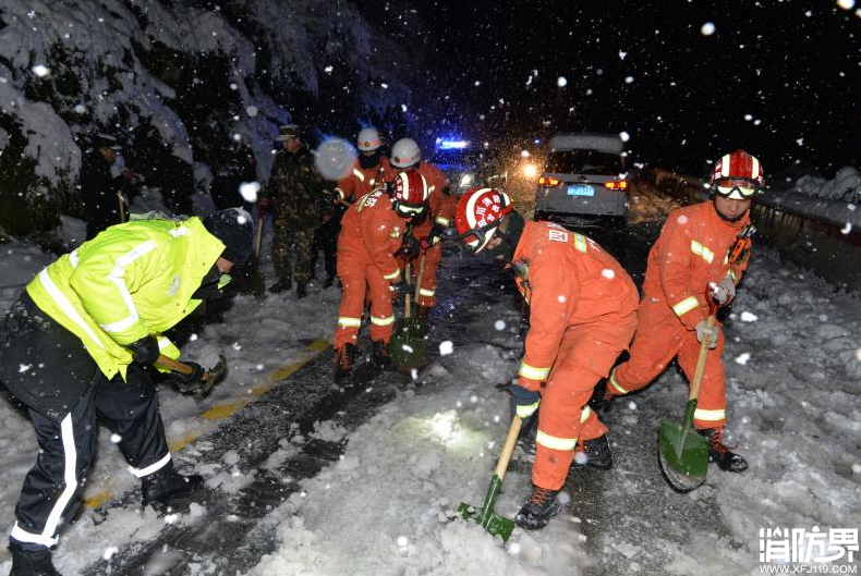 四川折多山大雪近千辆车滞留甘孜消防前往救援