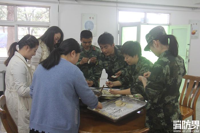 组织中队官兵与家属进行包饺子活动