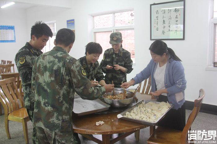 组织中队官兵与家属进行包饺子活动