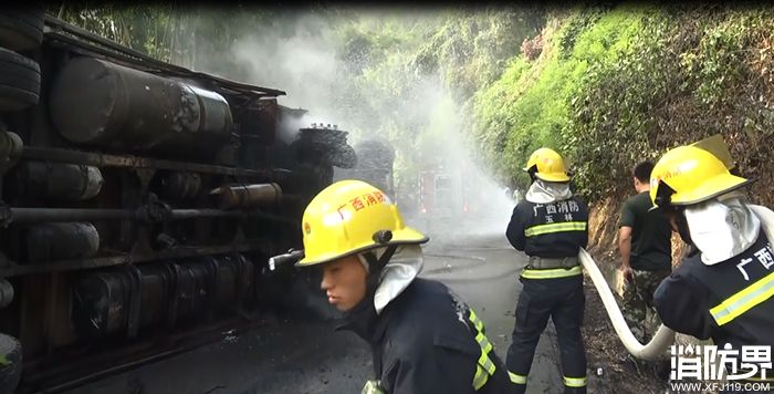 北流市扶新镇县道货车侧翻起火