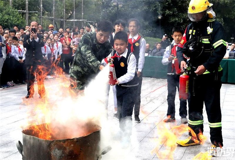 进博会疏导区举行消防救援综合演练