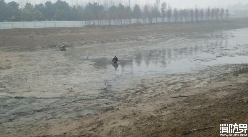 男子雨天逮鱼误入泥潭，消防队员巧妙营救