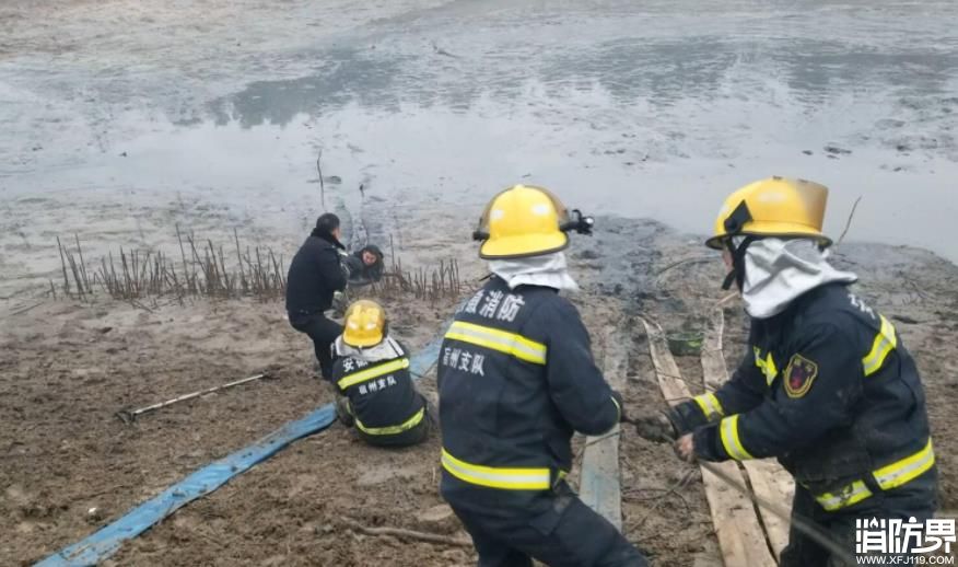 男子雨天逮鱼误入泥潭，消防队员巧妙营救