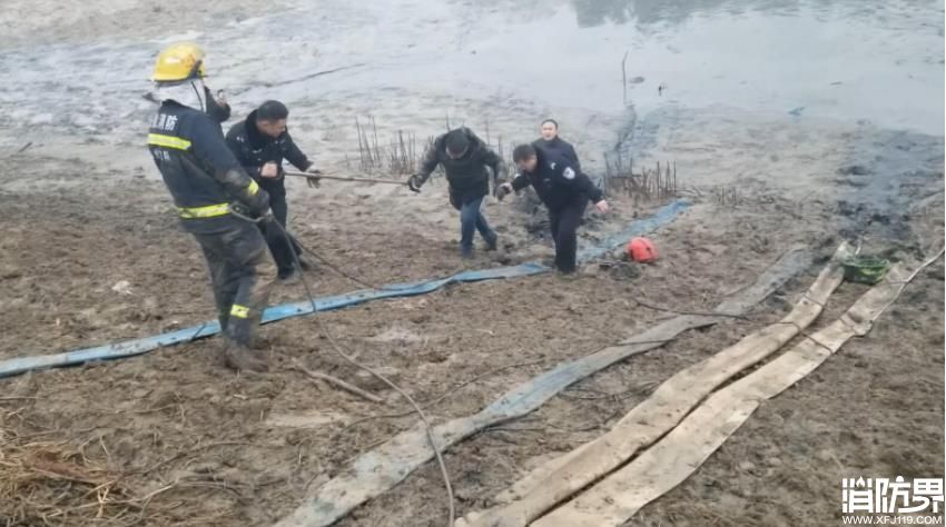 男子雨天逮鱼误入泥潭，消防队员巧妙营救