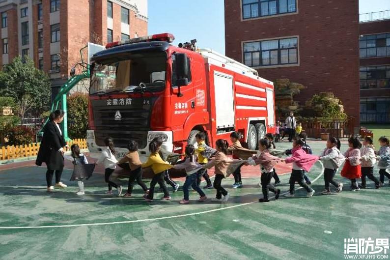 幼儿园师生齐聚一堂学消防练逃生