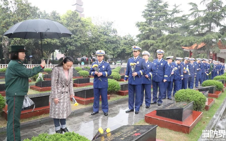 上午8时30分，祭扫活动在庄严肃穆的气氛中正式开始，全体消防指战员精神饱满，身着崭新的橄榄绿，奏唱《中华人民共和国国歌》；支队领导介绍了自新民主主义革命以后为人类和平解放而牺牲长眠荆州的革命烈士情况，重点介绍了抢救人民群众生命财产安全光荣牺牲的消防烈士王锟和张尘宇的先进事迹。在英烈的纪念碑前，消防指战员感召英雄气息，挺拔身姿、眼神坚毅，不断回溯历史，被英雄的精神一次次的震撼。