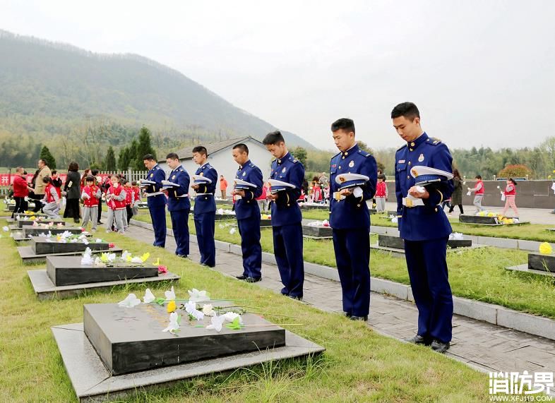 咸宁消防支队开展清明节缅怀英烈祭奠活动