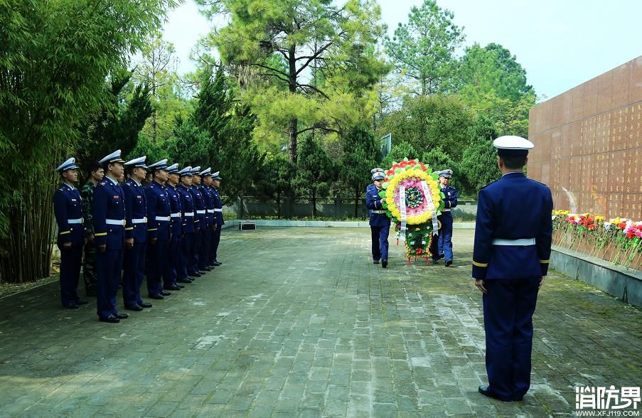 咸宁消防支队开展清明节缅怀英烈祭奠活动