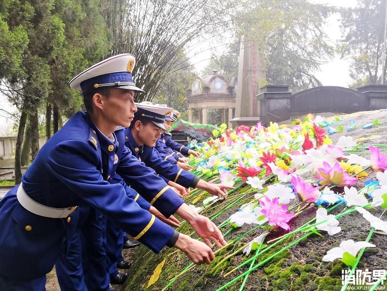 咸宁消防支队开展清明节缅怀英烈祭奠活动