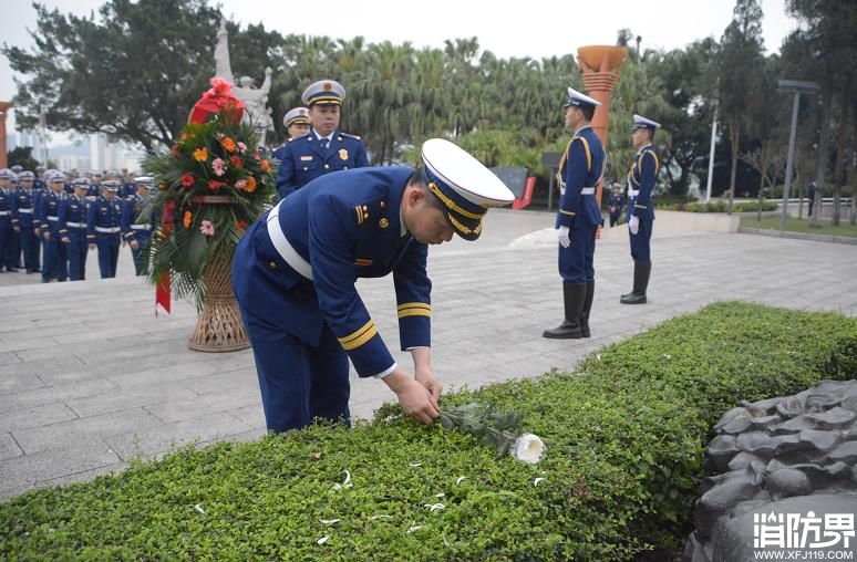 清明节缅怀革命先烈敬献花篮仪式