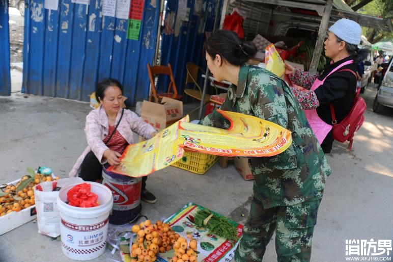 凌云大队“传授”防火技巧 百份消防宣传资料成“抢手货”