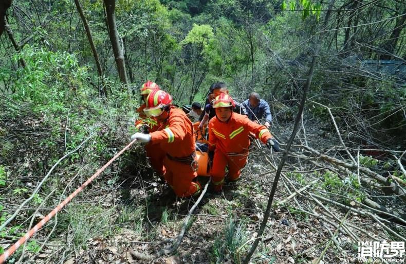 货车冲下山崖 消防群众合力救出两名被困人员