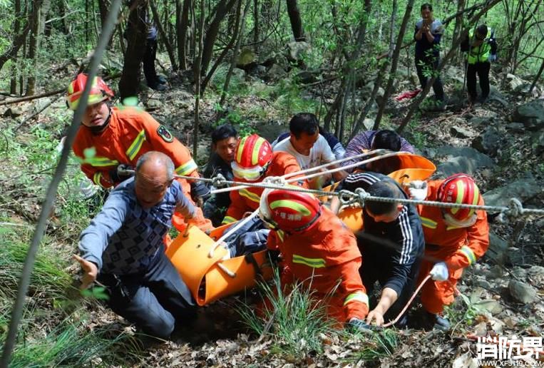 货车冲下山崖 消防群众合力救出两名被困人员