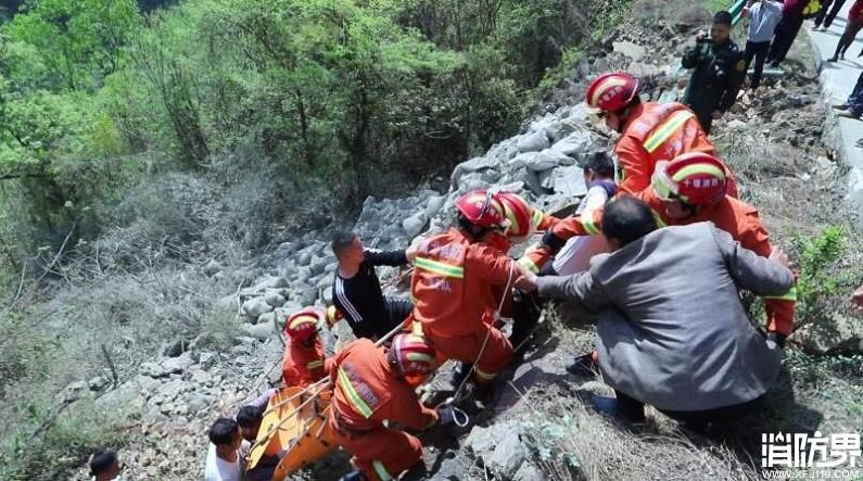 货车冲下山崖 消防群众合力救出两名被困人员