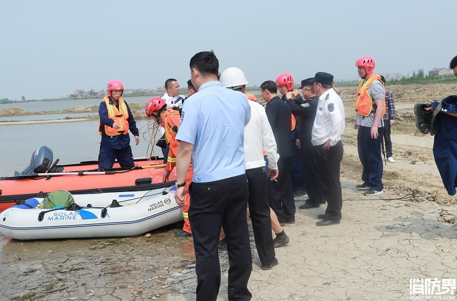 湖北荆州：男子驾橡皮艇湖中钓鱼被困 无奈之下求助消防队