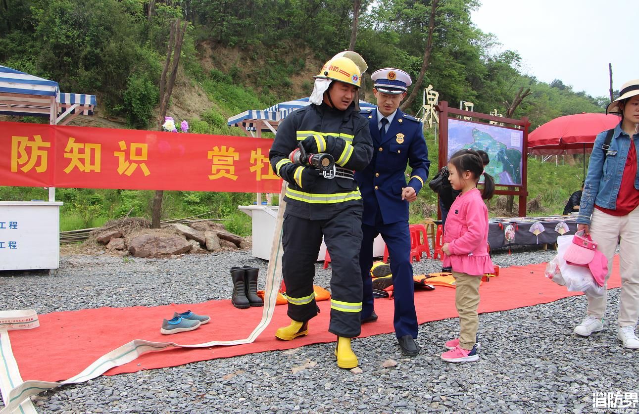 “学消防知识  赏牡丹之美”