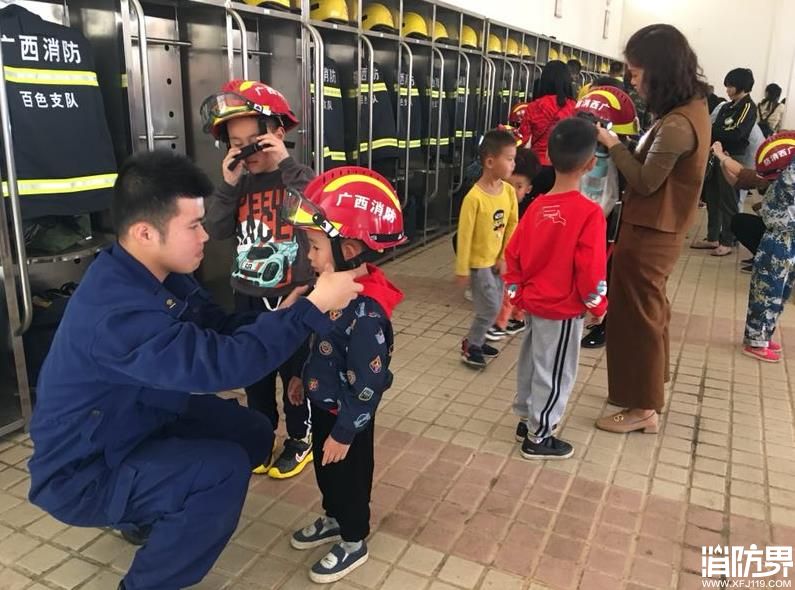 靖西市同德中心小学的教职员及家长学生走进红门 “零距离