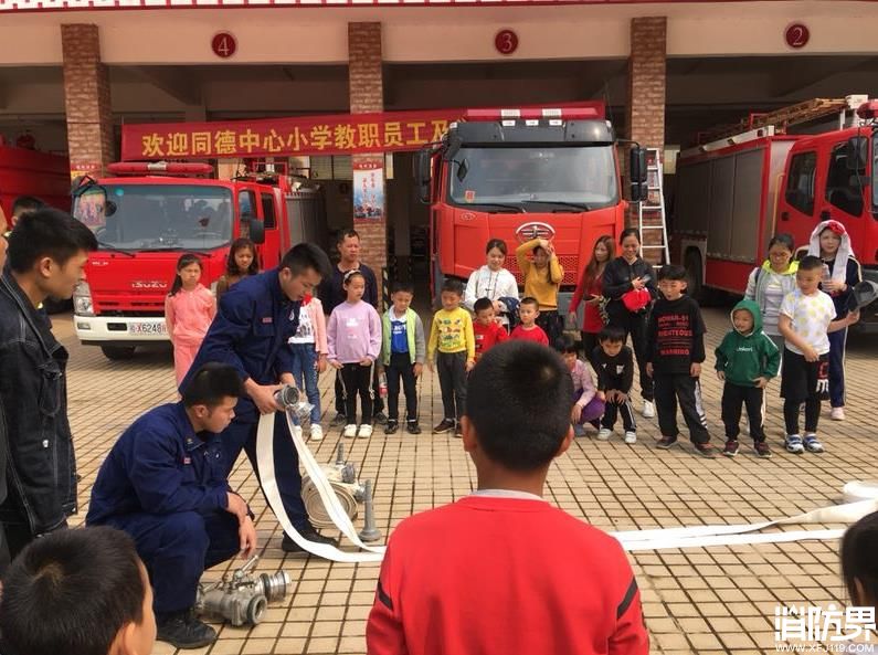 靖西市同德中心小学的教职员及家长学生走进红门 “零距离