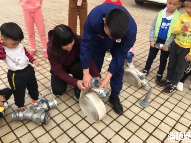 靖西市同德中心小学的教职员及家长学生走进红门 “零距离