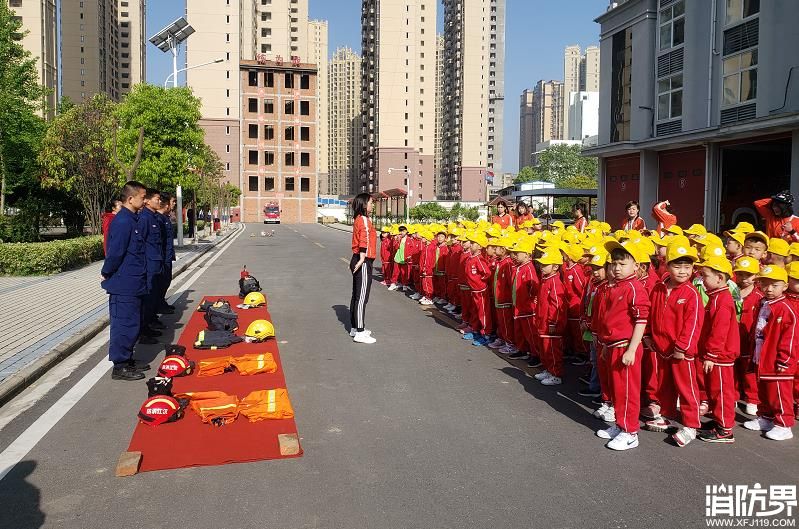 天门新星幼儿园100余名萌娃“红门春游体验行”