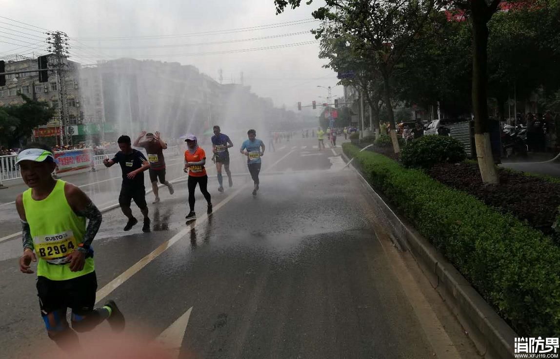 靖西市消防大队为百色靖西边境国际马拉松赛事保驾护航