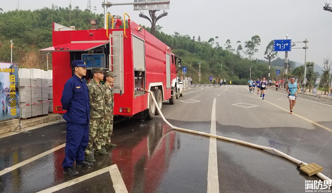 靖西市消防大队为百色靖西边境国际马拉松赛事保驾护航