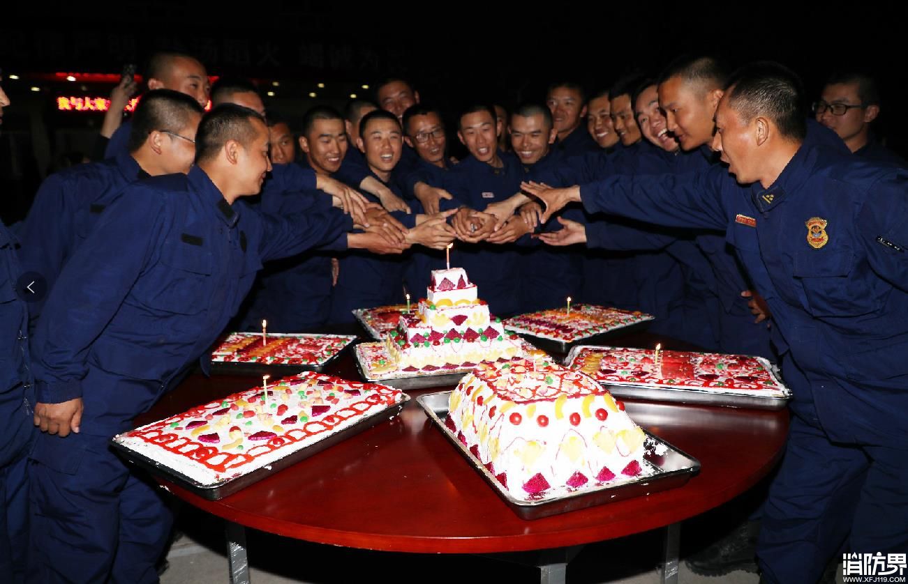 新入职消防员的篝火“生日会”